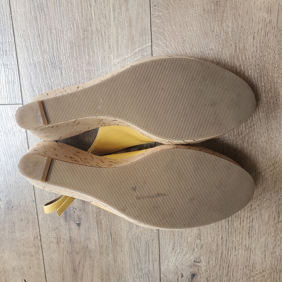 ❌❗MARC FISHER Dijon Mustard Wedges - Picture 7 of 7
